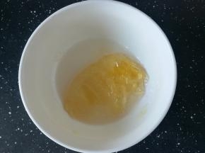 泡软好，倒掉多余的水