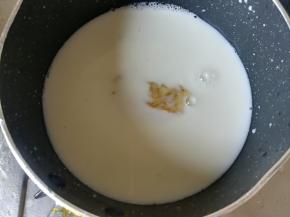 吉利丁片放入牛奶中，小火加热，到融化