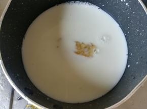 吉利丁片放入牛奶中，小火加热，到融化