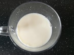 倒入一半的牛奶液，冰箱冷藏一个半小时