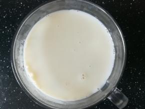 倒入剩下的牛奶液，冰箱冷藏两个小时，即可