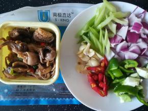 准备材料，配菜切好备用