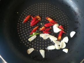 热锅凉油，放入蒜片小米辣炒香