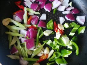 倒入洋葱，芹菜辣椒炒至断生