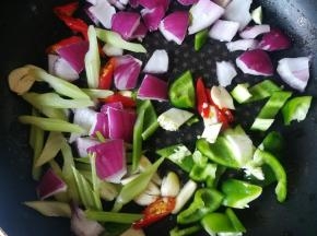 倒入洋葱，芹菜辣椒炒至断生