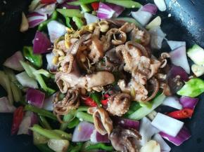 加入八爪鱼，翻炒两三分钟，即可