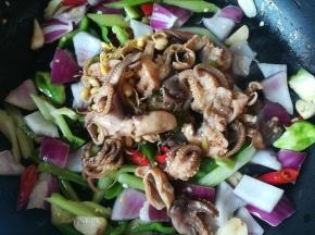 加入八爪鱼，翻炒两三分钟，即可