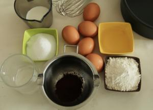 准备好所有材料，鸡蛋一定要冷藏鸡蛋，洗干净用厨房纸巾擦干。