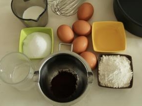 准备好所有材料，鸡蛋一定要冷藏鸡蛋，洗干净用厨房纸巾擦干。