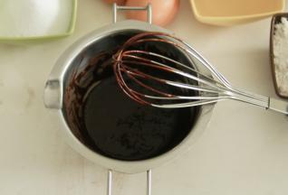 可可粉倒入干净容器中，加入热水，用手动打蛋器搅打均匀，顺滑粘稠没有颗粒即可。