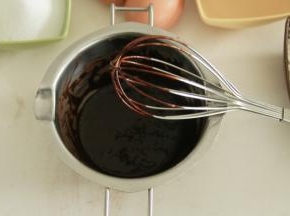 可可粉倒入干净容器中，加入热水，用手动打蛋器搅打均匀，顺滑粘稠没有颗粒即可。