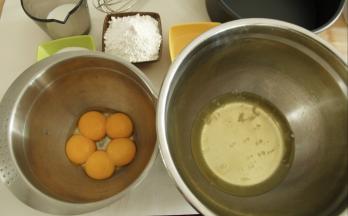 准备两个干净无水盆（放蛋白的盆需无水无油），分离蛋黄，蛋白。蛋白盆，放冰箱继续冷藏。