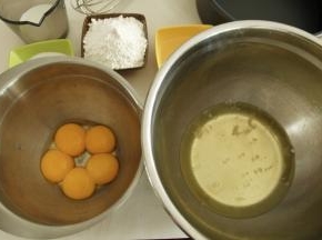 准备两个干净无水盆（放蛋白的盆需无水无油），分离蛋黄，蛋白。蛋白盆，放冰箱继续冷藏。