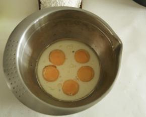 放蛋黄的盆里，加入牛奶，玉米油、顺时针搅拌3-5分钟，充分乳化到看不到油点。其实也可以用后蛋法，原味戚风方子里有介绍。