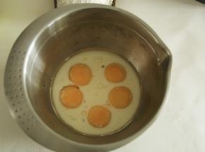 放蛋黄的盆里，加入牛奶，玉米油、顺时针搅拌3-5分钟，充分乳化到看不到油点。其实也可以用后蛋法，原味戚风方子里有介绍。