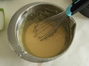 手动打蛋器Z字形混合，千万不能顺一个方向搅打，面粉会起筋。混合到顺滑糊状，无干粉颗粒。放置一旁备用。