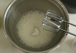 冷藏的蛋白盆取出，电动打蛋器高速打到鱼眼泡，加入1/3细砂糖；继续打到细腻小泡，再加1/3糖，再打到有纹路，加最后部分糖。