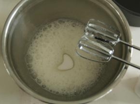 冷藏的蛋白盆取出，电动打蛋器高速打到鱼眼泡，加入1/3细砂糖；继续打到细腻小泡，再加1/3糖，再打到有纹路，加最后部分糖。