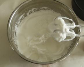 打蛋器顺顺时针打，一边打，左手配合转盆，每一个角落都要打到，打到提起打蛋头，小尖角，转最低速，整理一下气泡。有光泽的蛋白霜。