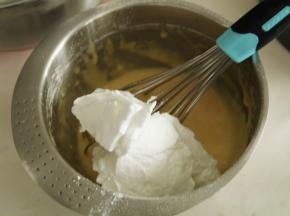 用刮刀取1/3蛋白霜到蛋黄糊中，翻拌切拌手法，用刮刀或者蛋抽都可以。翻拌就是从中心点切入，从底部划到盆边翻起到中心，右手快速翻拌，左右配合转盆，速度要快。不能顺一个方向搅拌，会消泡。拌匀后倒回剩余蛋白霜中，继续切拌翻拌成均匀蛋糕糊即可。