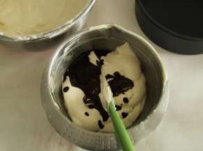 分出一部分（1/3感觉就够了，或者比一半略少一点）蛋糕糊，倒入之前搅拌好的可可糊，也是切拌翻拌的手法，搅匀成可可蛋糕糊。