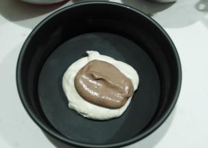 准备一大一小两个勺子。模具提前清洗晾干或者擦干。先一大勺原味糊，再一勺可可糊，交替倒入，面糊会自己慢慢摊平，不平整也没关系。这一步尽量速度快一些，防止过度消泡。