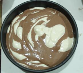 所有糊全倒好，我这个倒的不是很好，有些随意，然后提起震1-2下模具，震出大气泡，次数不要太多，可可糊会沉底的。