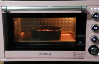 放入预热好的，烤箱中下层，转上下155度，烤45-50分钟。用的硬膜，所有烤温我没有降低，所以顶部有裂开，我完全不介意裂口，哈哈。