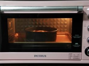 放入预热好的，烤箱中下层，转上下155度，烤45-50分钟。用的硬膜，所有烤温我没有降低，所以顶部有裂开，我完全不介意裂口，哈哈。