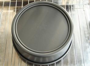 看着蛋糕涨到最高点，慢慢回落一点，到时间，取出，震一下模具，震出热气，然后迅速倒扣在冷凉架上冷凉。