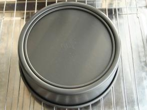 看着蛋糕涨到最高点，慢慢回落一点，到时间，取出，震一下模具，震出热气，然后迅速倒扣在冷凉架上冷凉。