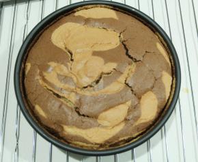 完全冷却后，翻转过来，左手拿模具，右手轻轻沿着模具一圈，按着蛋糕体，让蛋糕体脱离模具，慢慢来，一圈不够，就多转几次，直到底部可以顶出来，然后继续同样方法，把底部模具也脱离蛋糕体，手脱模，没有那么多屑。