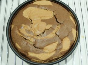 完全冷却后，翻转过来，左手拿模具，右手轻轻沿着模具一圈，按着蛋糕体，让蛋糕体脱离模具，慢慢来，一圈不够，就多转几次，直到底部可以顶出来，然后继续同样方法，把底部模具也脱离蛋糕体，手脱模，没有那么多屑。