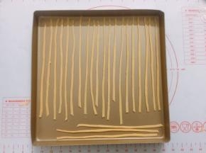 将细条摆入烤盘中