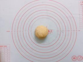 和成面团表面光滑时取出