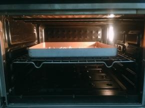 烤箱预热170度上下火烤12分钟，注意观察上色，面条比较细