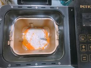 将所有材料倒入面包桶中，开启和面功能