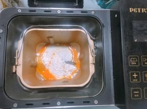 将所有材料倒入面包桶中，开启和面功能