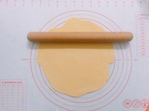 用擀面杖擀成薄片