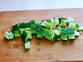 黄瓜洗干净，用刀身拍扁，再切块。