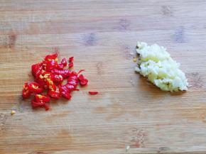 大蒜去皮切碎，辣椒洗干净切段。