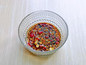 辣椒与蒜蓉放入碗中，加入盐，生抽，醋，芝麻油，搅拌均匀。