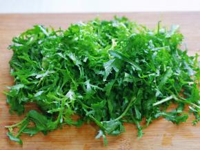 苦菊盐水泡8分钟，之后淋干水分，放砧板上切两刀。