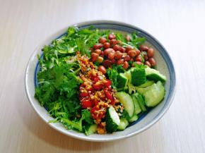 将调味汁淋在黄瓜苦菊上，放入熟花生米，拌均匀即可。