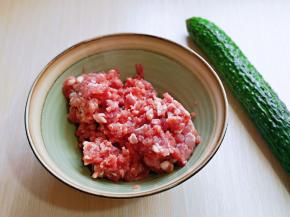 首先做饺子馅，肉糜提前绞好，黄瓜洗干净。