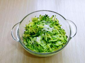 洗干净的黄瓜插丝，放入器具中，加入2g盐腌制10分钟。