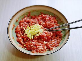 再加入姜末，蒜末，再次顺时针搅拌均匀。