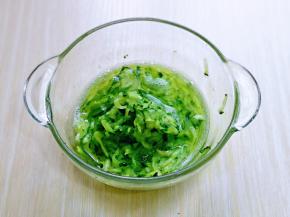 黄瓜腌制好了会有很多水出来，将水挤干。