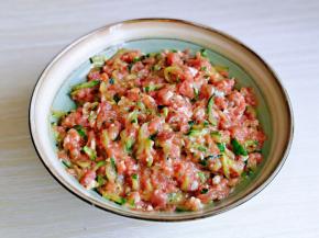 充分搅拌均匀，现在天气比较热，最好盖上盖子放入冰箱冷藏保存。