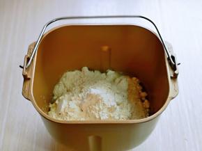 开始和面，将面粉，盐，水加入面包机中。(因为不同面粉吸水性不同，所以可以预留一些水，后面看状态添加)